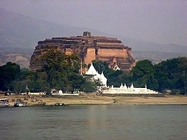 Mingun pagode op de oever van de Irrawaddy