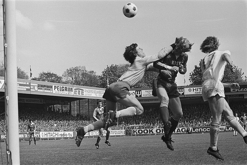 File:AZ67 tegen Den Haag 2-1, Kees Kist in duel met doelman Galje, Bestanddeelnr 929-1783.jpg