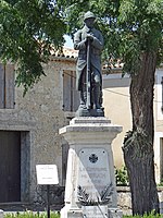 Poilu au repos (monument aux morts)