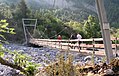 La passerelle d'accès au village d'Aurent.