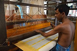 Weaving a tant sari at Phulia