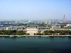 The Grand People's Study House و Kim Il-sung Square (with هتل ریوگیونگ in background)