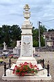 Le monument aux morts derrière l'église dans le cimetière (août 2011).