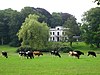 Flevorama, witgepleisterd landhuis met neoclassicistische ornamenten. Gelegen in fraai landschapspark