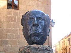 Cabeza colosal de Antonio Machado (80 cm.), de Pablo Serrano, 1966, censurada durante el franquismo.[49]​