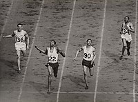 Zieleinlauf des 400-Meter-Finales 1948: Arthur Wint (122) wird zum ersten Olympiasieger Jamaikas, er gewinnt vor Herb McKenley (90)