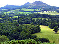 Landschaft bei Newstead, im Hintergrund die drei Bergkuppen, die dem Kastell wahrscheinlich seinen Namen gaben