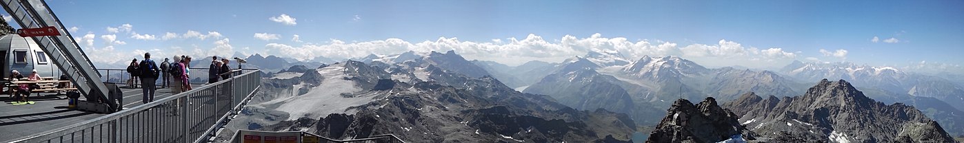 180°-os panoráma: a kötélpálya állomásának platformja a Mont Fort-on, 3230 méteres magasságban