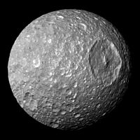 Luna Mimas, mozaik šestih posnetkov sonde Cassini iz leta 2010