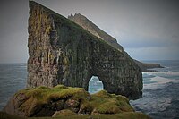 Stóri Drangur Drangarnir og Tindholmur. Holmen er en lille ubeboet ø vest for Vágar. Med sine 6500 m² er den Færøernes største holm. Dens højeste punkt er 262 meter over havet.