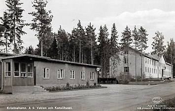 Vakten och kanslihuset vid garnisonen.