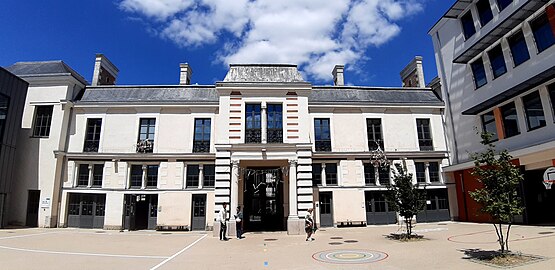 Cour intérieure (porche, partie ancienne)