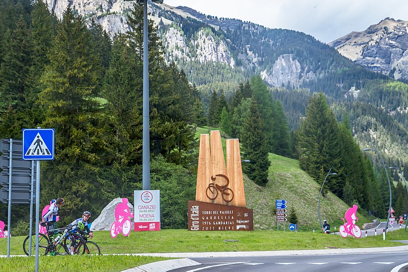 File:Strada Dolomites, Pozza di Fassa (36842206896).jpg