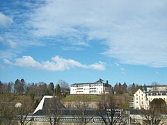 Le Centre Assomption de Lourdes vue depuis la basilique Notre-Dame-du-Rosaire.