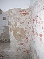 Backsteinmauer mit Hausteinen als Laibung für eine Mauernische im Osten des südlichen Seitenschiffs. - Blick nach O.