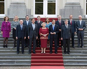 De bordesscène van de ministers van het kabinet-Rutte I met in het midden vooraan koningin Beatrix bij Huis ten Bosch op 14 oktober 2010