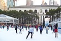 図書館を背景にしたスケートリンク