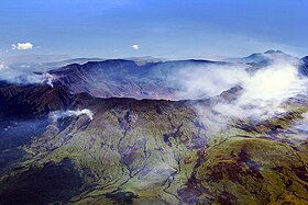 Vue aérienne du Tambora et de sa caldeira formée durant son éruption de 1815.