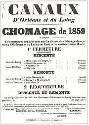 Reproduction noir et blanc d’un avis de chômage du canal d'Orléans de 1859, courant du 5 août au 20 septembre, en raison du manque d'eau. Il est ainsi dit que le canal sera fermé à la descente à partir du 5 août à l’écluse de Combleux et du 10 août à l’écluse de Buges, à la remonte le 15 août à Combleux. Il rouvrira le 20 septembre. Il est toutefois dit en petit en bas de l’affiche que les bateaux peuvent néanmoins circuler, à leurs risques et périls, pendant toute la durée du chômage, dans tous les biefs où les circonstances le permettent.