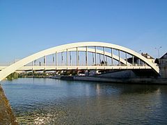 Le pont sur l'Oise, inauguré le 23 juillet 1949, depuis l'est.