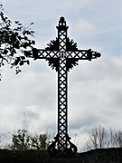 Croix face à l'église.