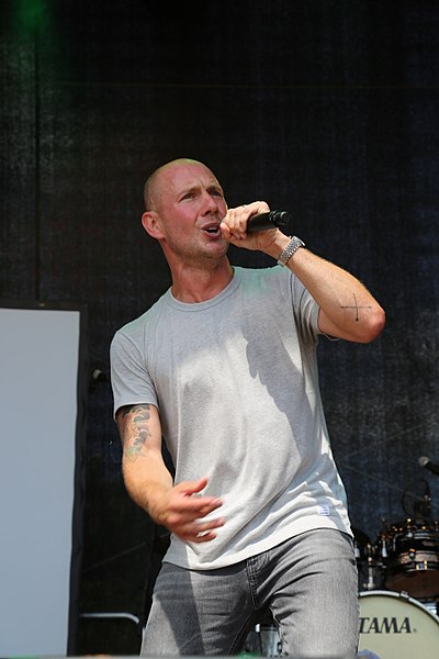 File:Oli Petszokat singt (4).jpg