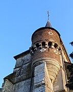 Mâchicoulis sur une tourelle de l'église fortifiée de Macquigny (Aisne).