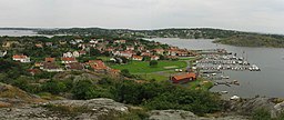 Asperö. I fonden syns Brännö. Till höger syns en del av den obebyggda ön Rivö.