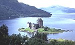 Vue générale d'Eilean Donan et de son château baignée par les eaux du loch Duich.