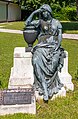 English: Bronze statue "The Mourning" on the square in front of the mortuary Deutsch: Bronze-Plastik „Die Trauernde“ auf dem Platz vor der Aufbahrungshalle