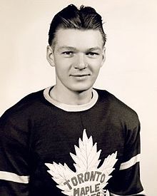 Photographie en noir et blanc d'un joueur de hockey avec un maillot de hockey et sans casque