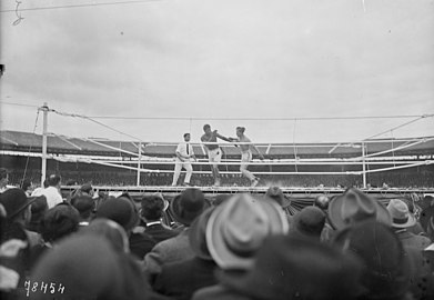 Battling Siki, piètre défenseur, tente d'éviter les coups de Carpentier.