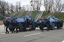 Peloton d'intervention : exercice d'arrestation d'un émeutier.