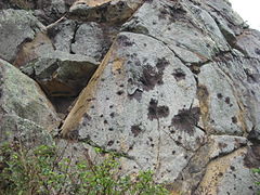 Vue en gros plan du mont Suribachi avec les traces des impacts d'obus de la bataille d'Iwo Jima.