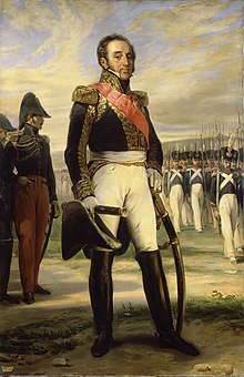 Portrait en pied d'un maréchal de Napoléon, sabre au côté et chapeau à la main, avec ses troupes passant près de lui.