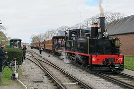 À l'entrée de la gare, un train stationne sur la voie arrivant depuis Saint-Valery-Port.