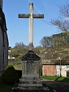 Croix monumentale à côté de l'église.