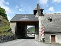 La chapelle Notre-Dame de Pène-Tailhade et son porche où passe la route départementale 929.