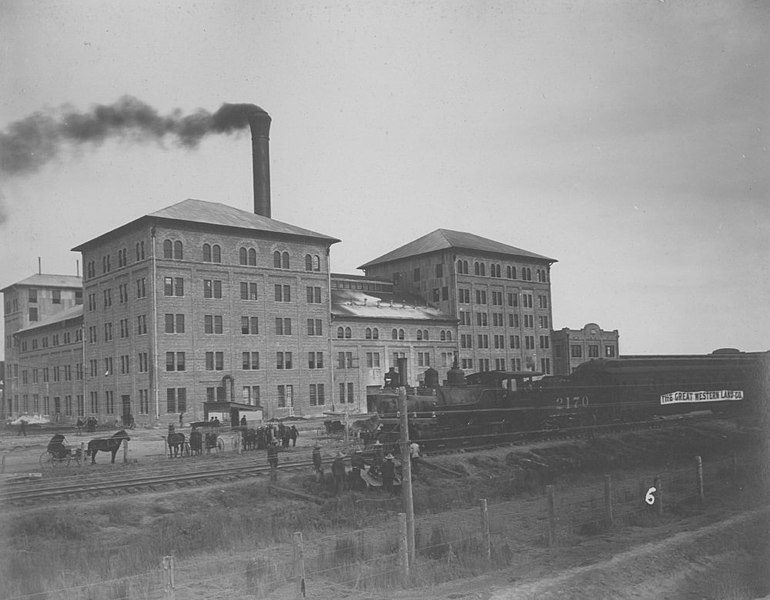 File:Francis Marion Steele Garden City Zuckerfabrik und Zug.jpg