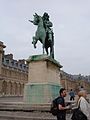 La statue dans la cour d'honneur en 2005.