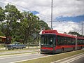 Der Oberleitungsbus Mérida, Venezuela verkehrt im Linksverkehr auf einer abgetrennten Sondertrasse in der Mitte einer Straße mit Rechtsverkehr