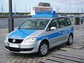 HB Streifenwagen VW Touran in neuer blau-silberner Farbgebung