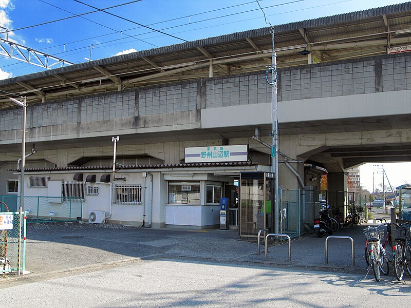 File:Yashu-yamabe Station Entrane 1.JPG