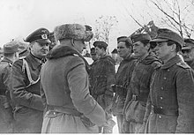 Manstein conversando con soldados de la 72 División de Infantería que acaban de escapar de la bolsa de Korsun-Cherkasy. A la izquierda del mariscal, su ayudante de campo, el coronel Merkel.