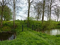 Ingang naar het kerkhof op de wierde