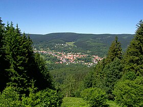 Vue du Großer Beerberg et en deçà le village de Suhl-Goldlauter.