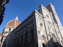 …und eine frühe Renaissance­kirche (Kathedrale von Florenz): alle Außenseiten sind durchgestaltet.