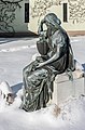 English: Bronze statue "The Mourning" on the square in front of the mortuary Deutsch: Bronze-Plastik „Die Trauernde“ auf dem Platz vor der Aufbahrungshalle