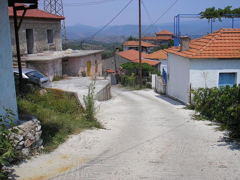 File:Road in Vergadeika.jpg