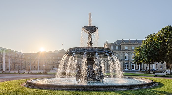     Schlossplatzspringbrunnen against the rising sun.